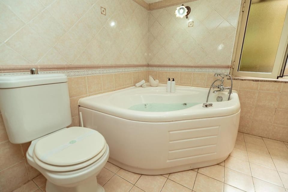 Toilet, Hot Tub, Bathroom, Bath