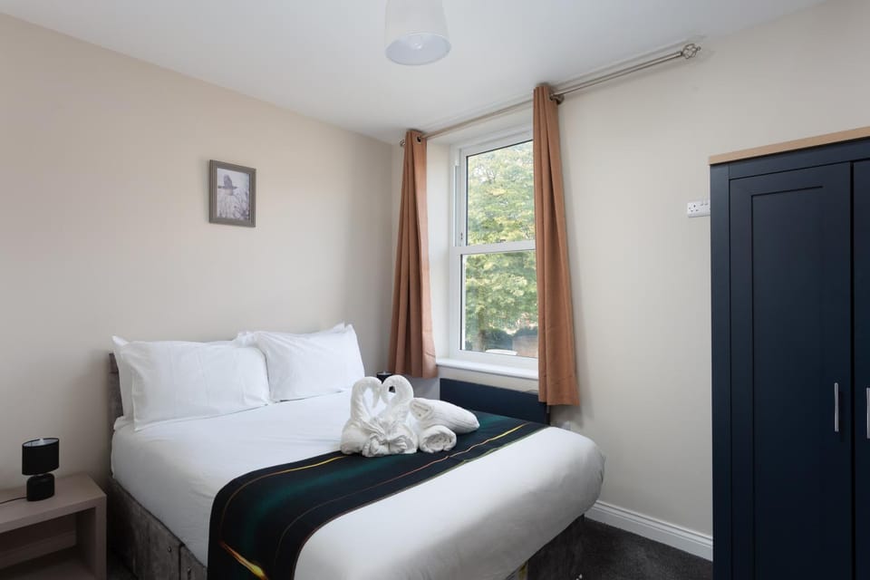 Bed, Photo of the whole room, Bedroom, towels