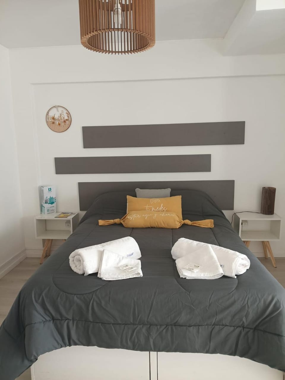 Bed, towels