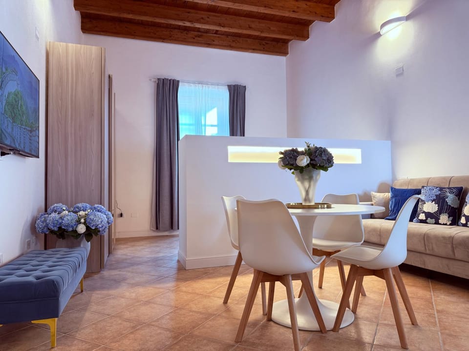 TV and multimedia, Living room, Seating area, Dining area