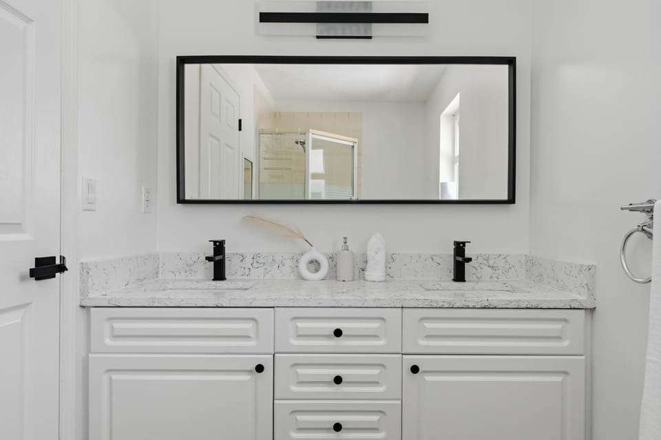 Charming 4 br Retreat in South Surrey White Rock Apartment in Surrey