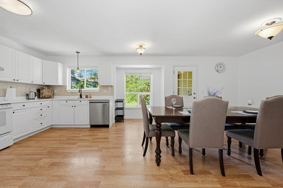 Charming 4 br Retreat in South Surrey White Rock Apartment in Surrey