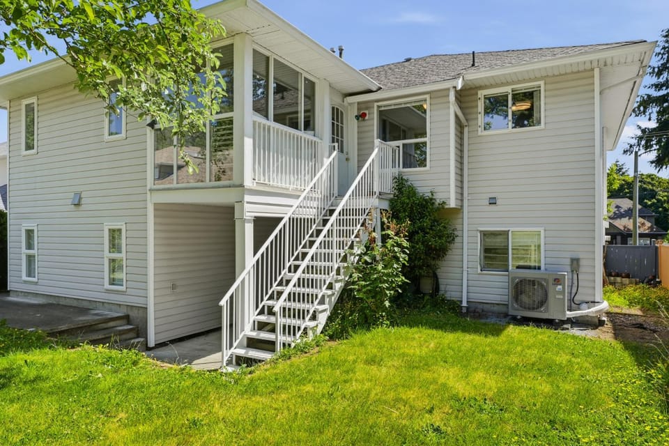 Charming 4 br Retreat in South Surrey White Rock Apartment in Surrey