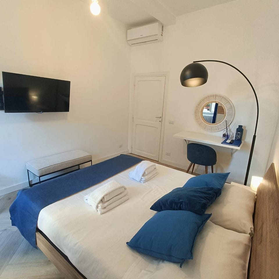 Bed, TV and multimedia, Photo of the whole room, Seating area, Bedroom, air conditioner