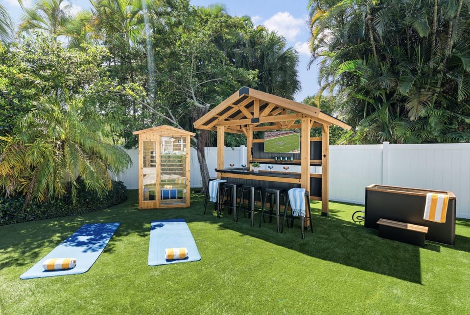 Pickleball, Heated Pool, Sauna,Bar! House in West Palm Beach
