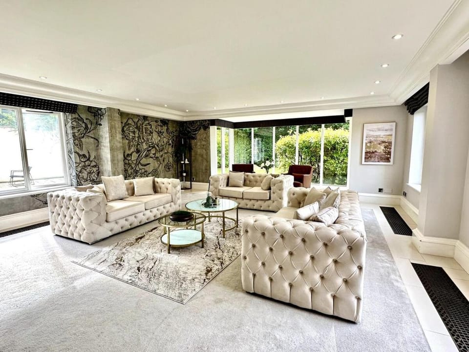 Luxury 8- bed Mansion in Prestigious Alderley Edge House in England