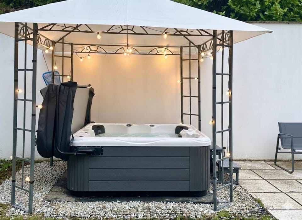 Luxury 8- bed Mansion in Prestigious Alderley Edge House in England