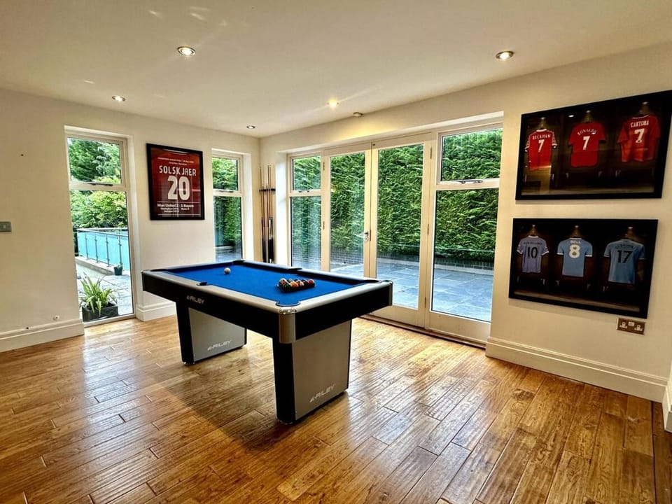 Luxury 8- bed Mansion in Prestigious Alderley Edge House in England