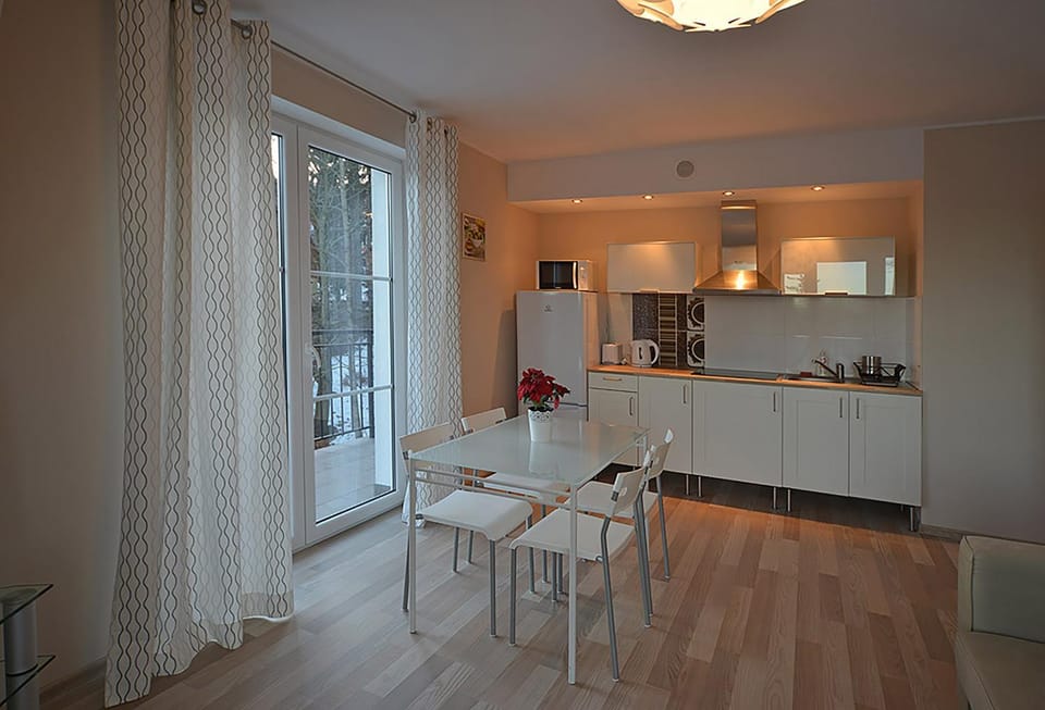 Day, Dining area