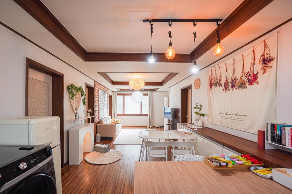 Kitchen or kitchenette, Living room, Food and drinks, Dining area, minibar
