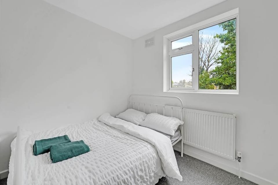 Westfield London House with Garden & Parking Apartment in London