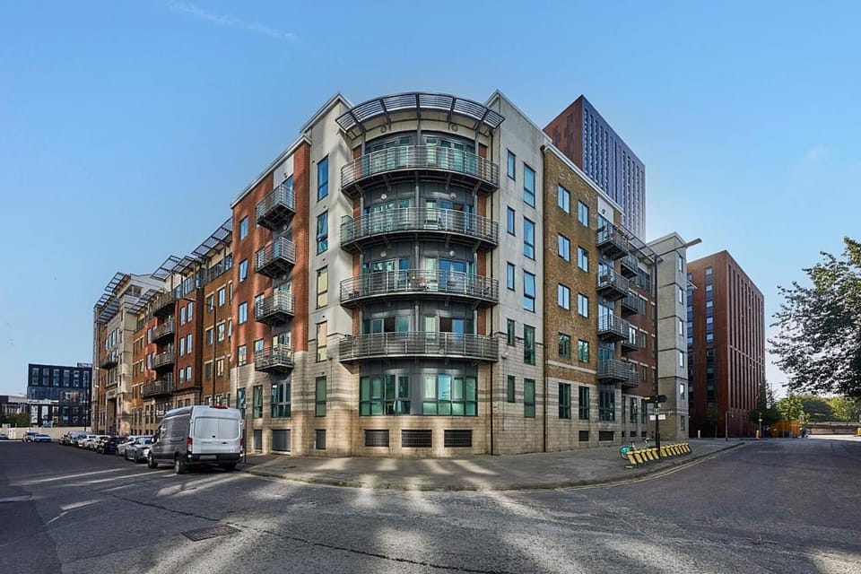 Property building, Day, Neighbourhood, City view, Street view, Location, Parking