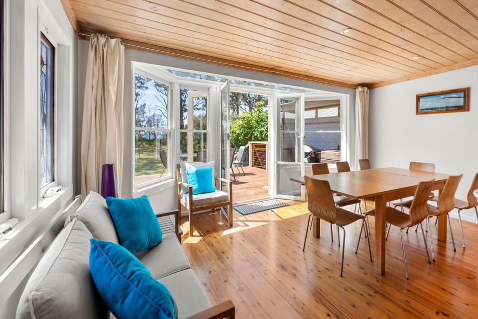 Banksia Cottage - Pet Friendly Waterfront House in Callala Bay