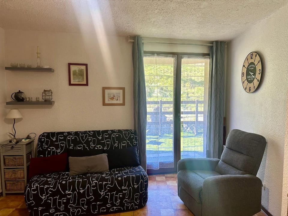 LES ANGLES Studio Cabine 2 personnes - FR-1-758-43 Cabin in Catalonia