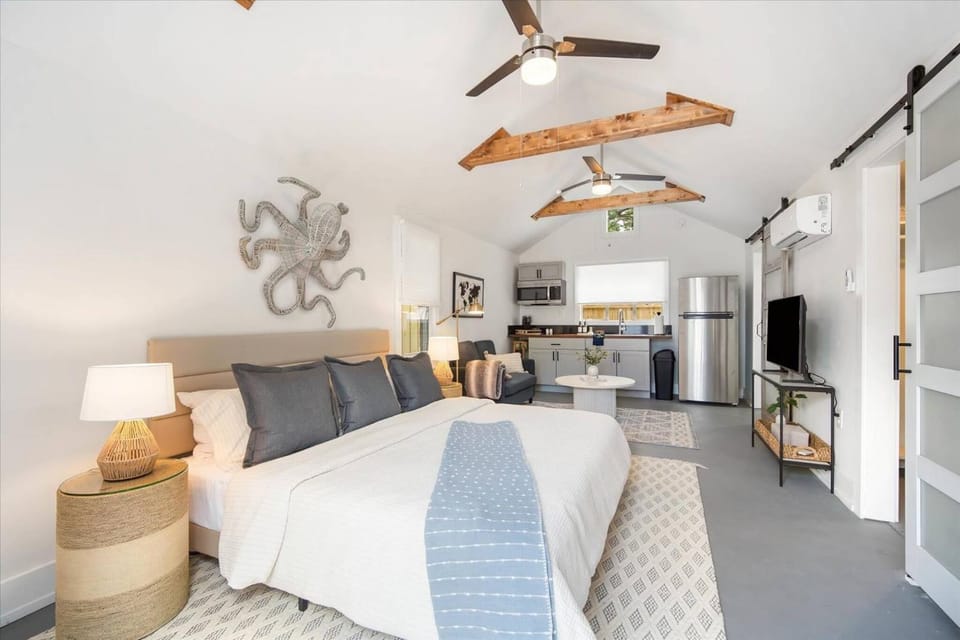 Bed, TV and multimedia, Kitchen or kitchenette, Photo of the whole room, Bedroom, air conditioner