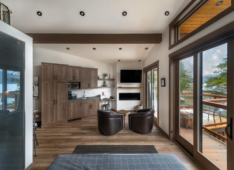 Kitchen or kitchenette, Seating area