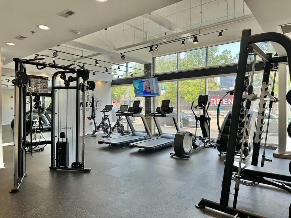 Gym Garage Parking Balcony Sleeps 4 Apartment in Chicago
