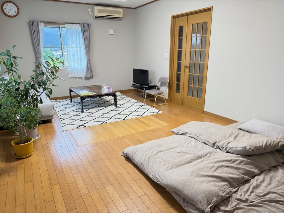 苔ハウスMoss House Apartment in Japan