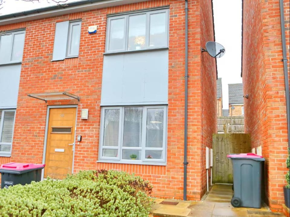 Modern 2 bed House Close To City Apartment in Prestwich