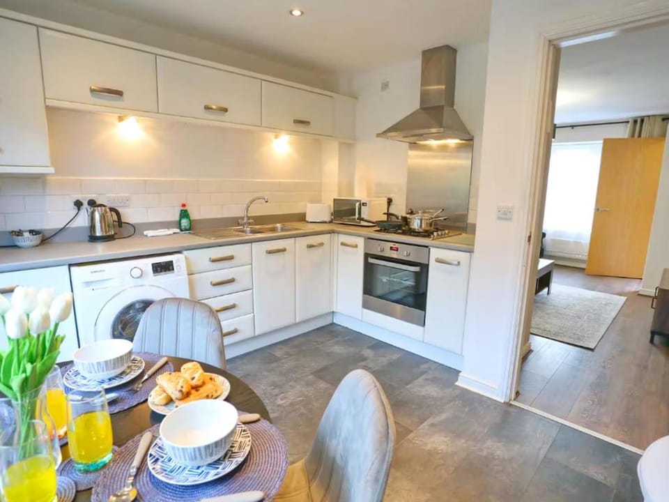 Modern 2 bed House Close To City Apartment in Prestwich