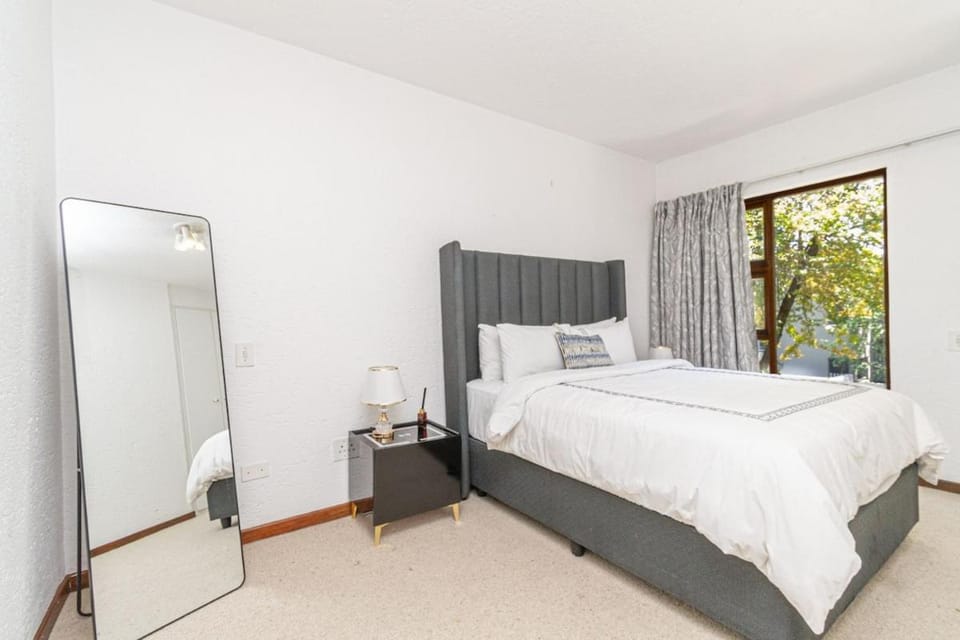 Sandton city 3 bedroom apartment with balcony Apartment in Sandton