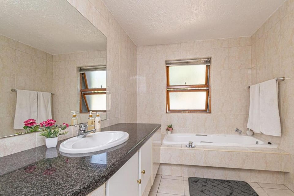 Sandton city 3 bedroom apartment with balcony Apartment in Sandton