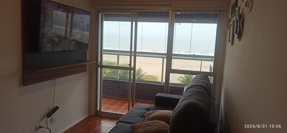 Apartamento com varanda e vista para o mar, em frente à praia de Caiobá Apartment in State of Paraná