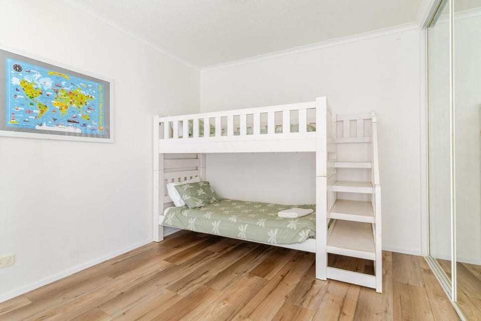 Bedroom, bunk bed