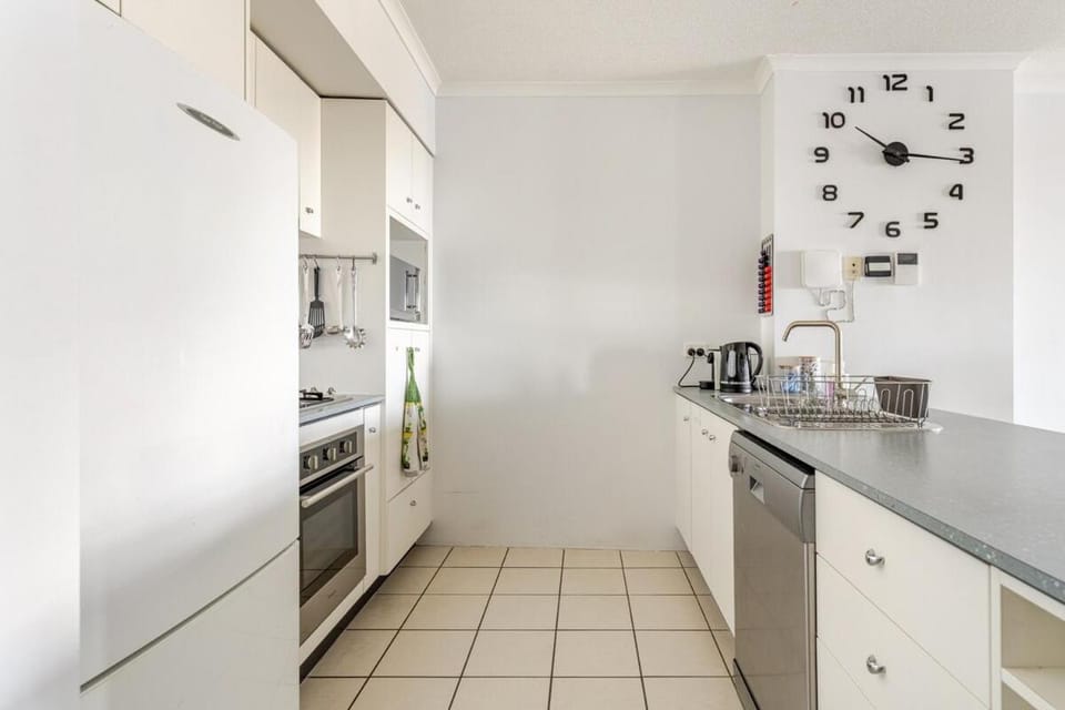 Coffee/tea facilities, Kitchen or kitchenette, dishwasher, oven, stove