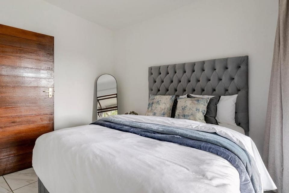 Modern Sandton City central with balcony Apartment in Sandton