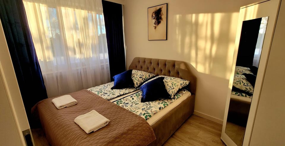 Seating area, Bedroom, towels