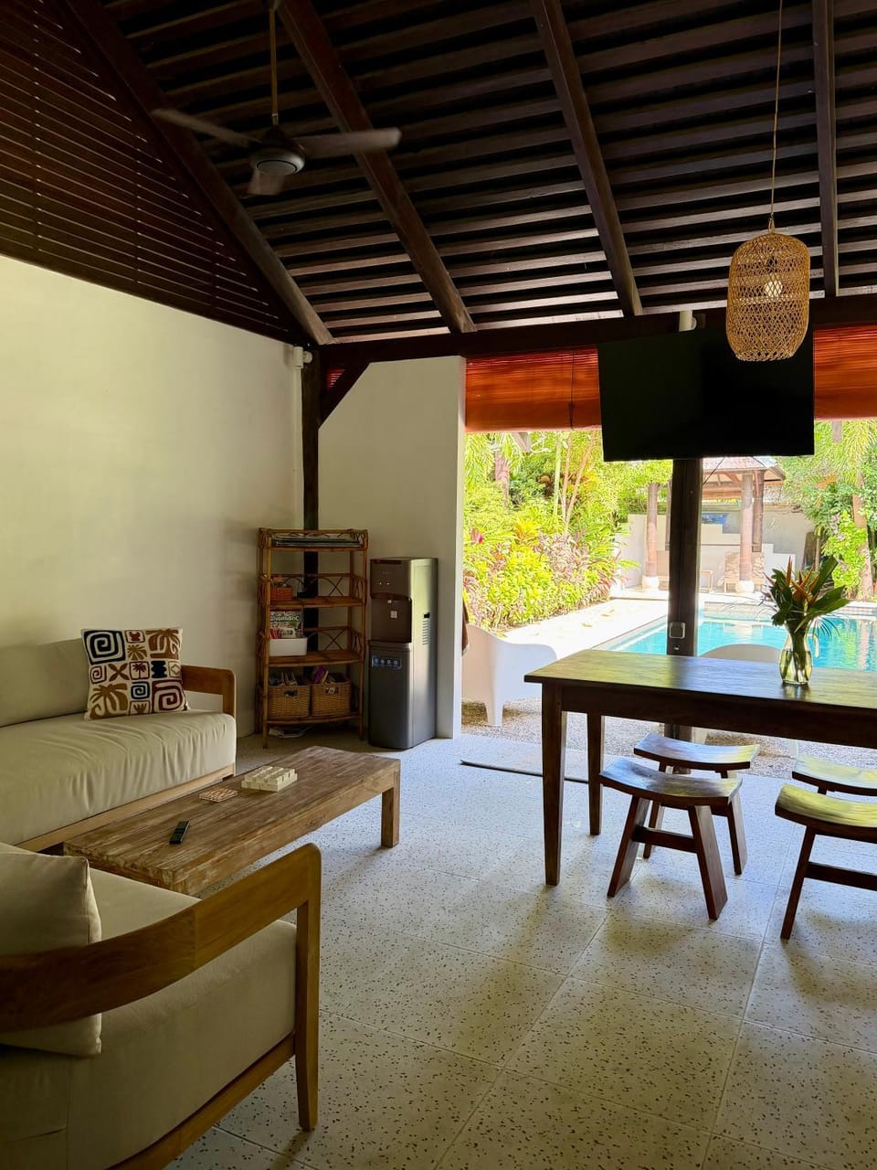 TV and multimedia, Living room, Seating area, Dining area