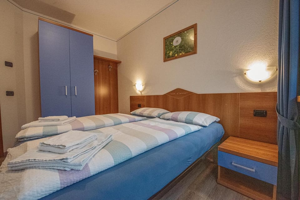 Photo of the whole room, towels
