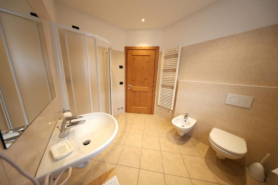 Shower, Bathroom, bidet, towels