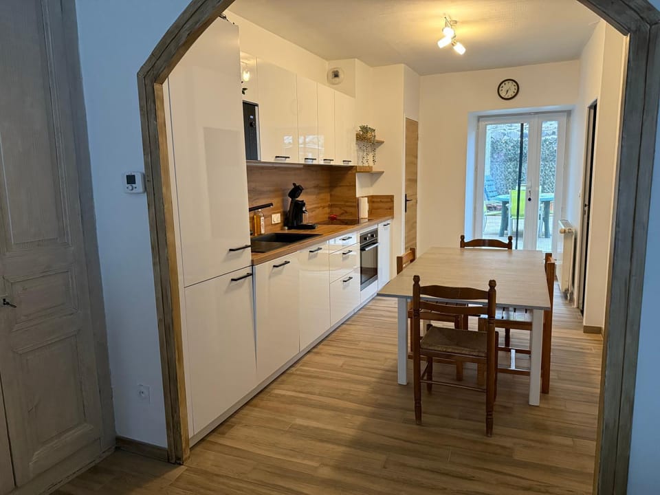 Kitchen or kitchenette, Dining area, oven