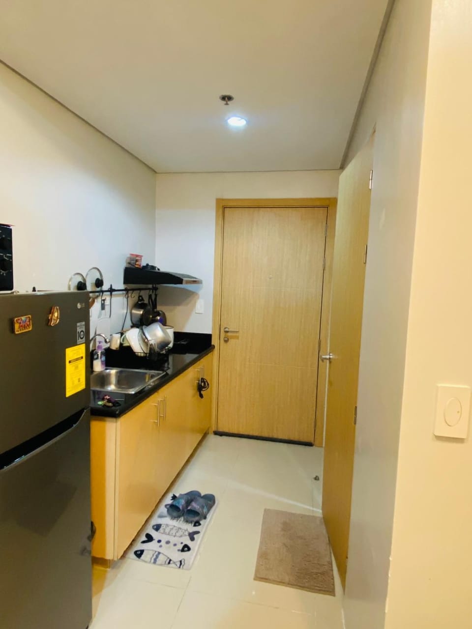 Kitchen or kitchenette, microwave, stove