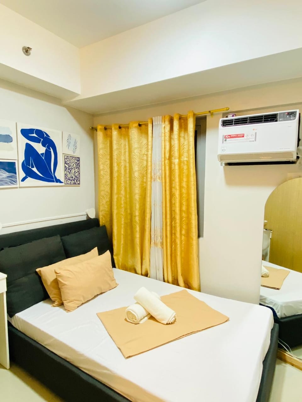 Bed, Bedroom, towels, air conditioner