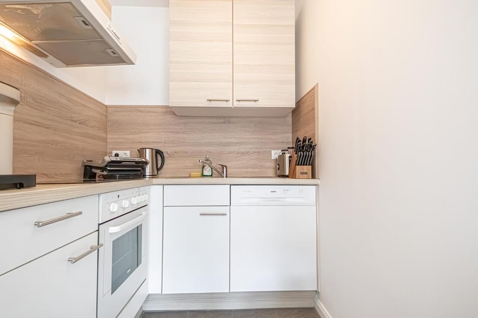 Coffee/tea facilities, Kitchen or kitchenette, dishwasher, stove