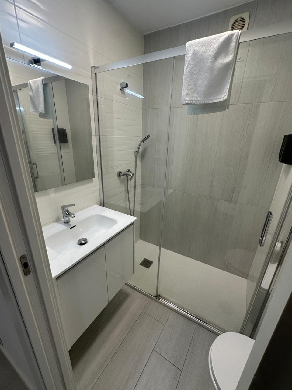 Shower, Bathroom, towels