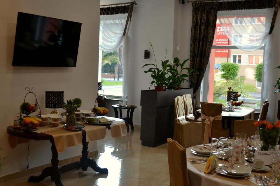 Restaurant/places to eat, TV and multimedia, Food and drinks, Banquet/Function facilities, Food, Breakfast, Drinks