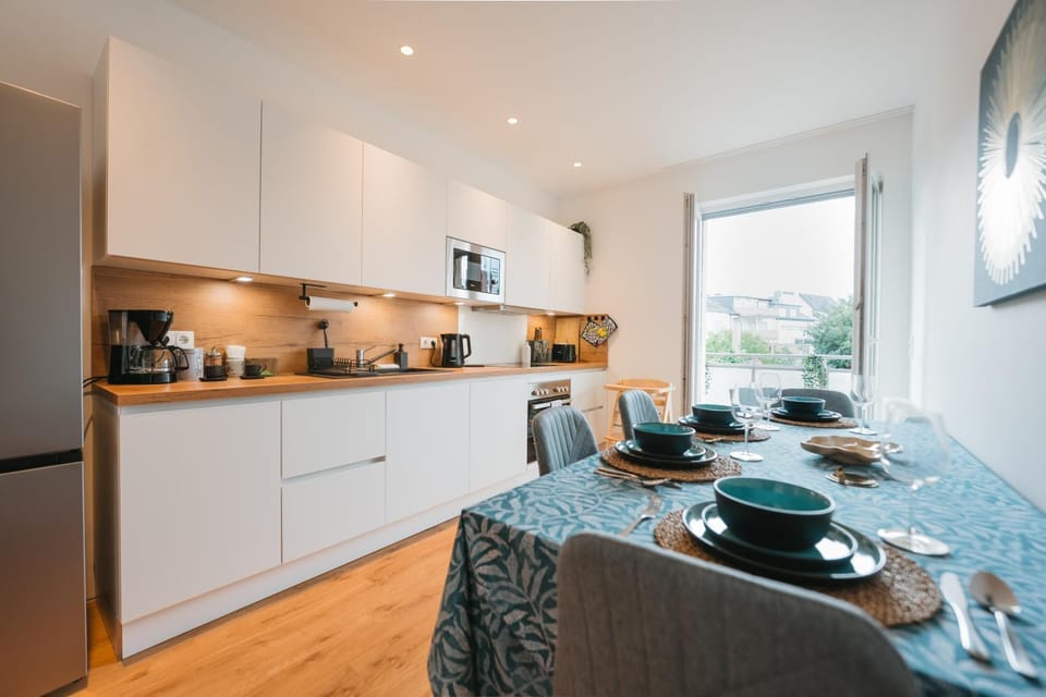Coffee/tea facilities, Kitchen or kitchenette, Dining area, dishwasher, stove, toaster