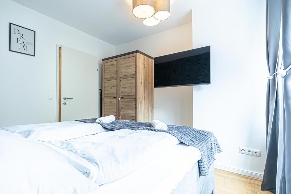 Bed, TV and multimedia, Bedroom, wardrobe