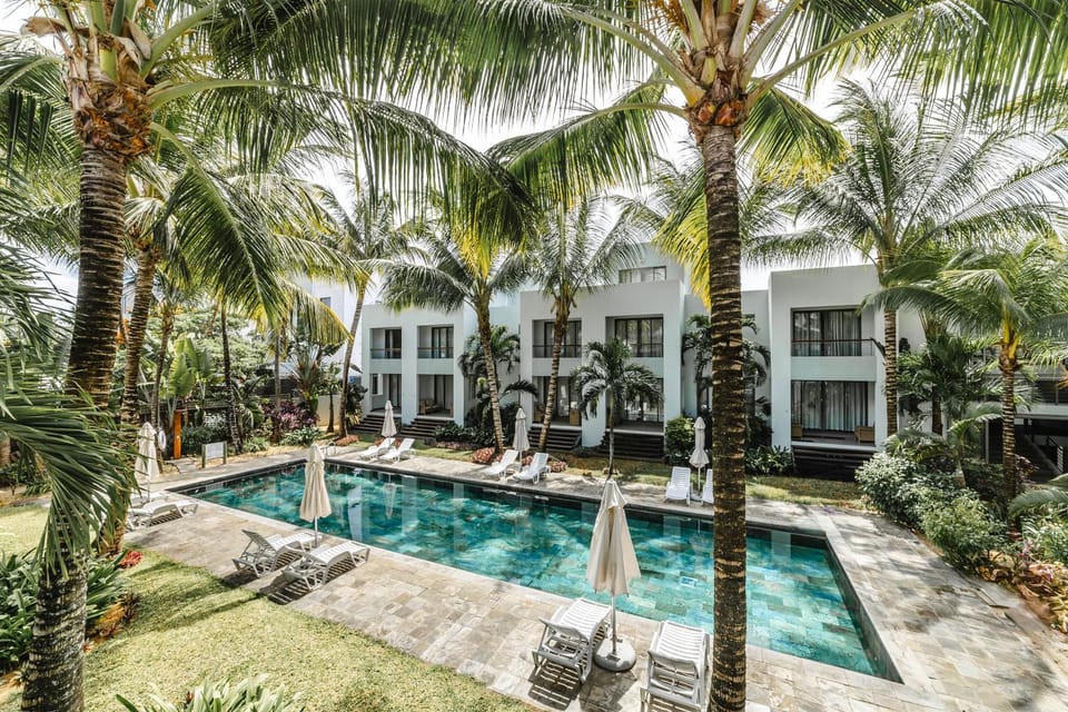 Property building, Patio, Garden, Garden view, Pool view, Swimming pool, sunbed