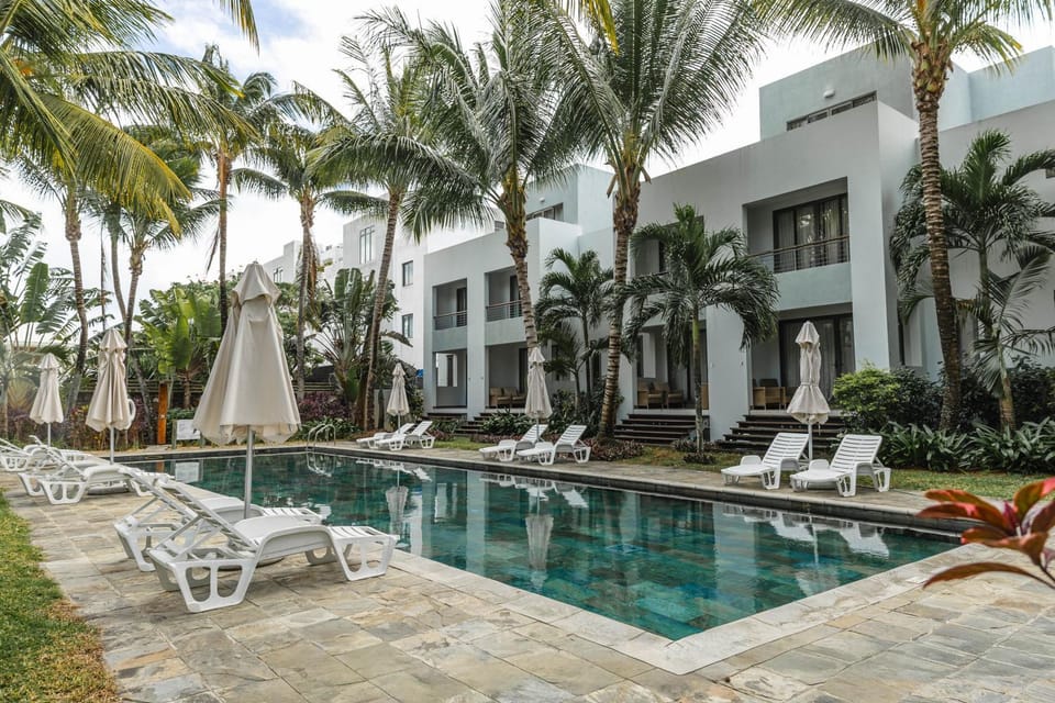 Property building, Garden, Garden view, Pool view, Swimming pool, sunbed