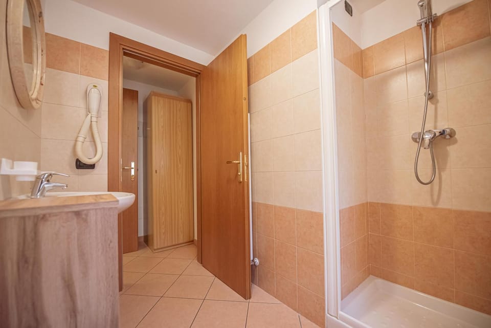 Shower, Bathroom, towels