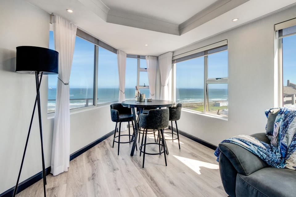 Dining area, Mountain view, Pool view, Sea view
