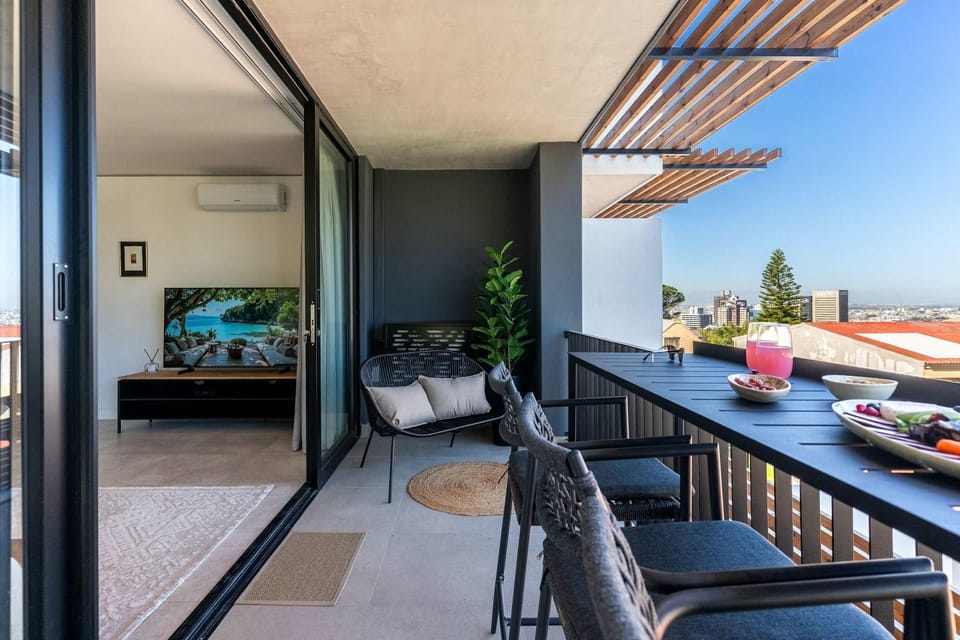 Breathtaking Mountain and City Views, Modern Apartment - Bo-Kaap Retreat Cape Town Apartment in Cape Town