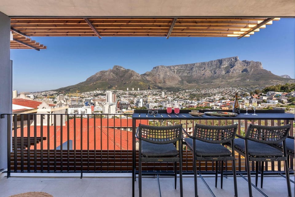 Breathtaking Mountain and City Views, Modern Apartment - Bo-Kaap Retreat Cape Town Apartment in Cape Town