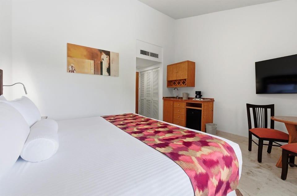 Bed, TV and multimedia, Photo of the whole room, Seating area, Bedroom