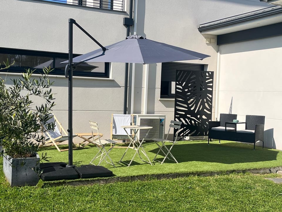 Patio, Garden, Garden view, sunbed